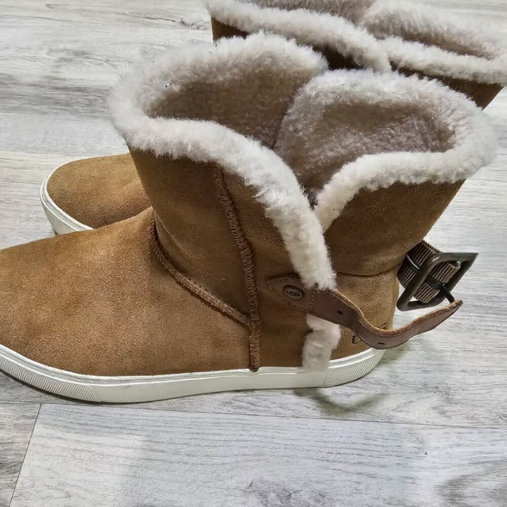 Uggs Short Boot With Buckle Size 7 - image 4